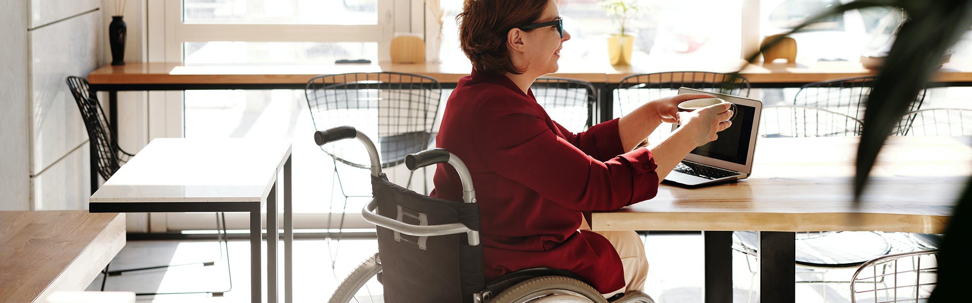 Lörrach & die Regio - lebenswertes Lörrach - Rollstuhlfahrerin im Cafe